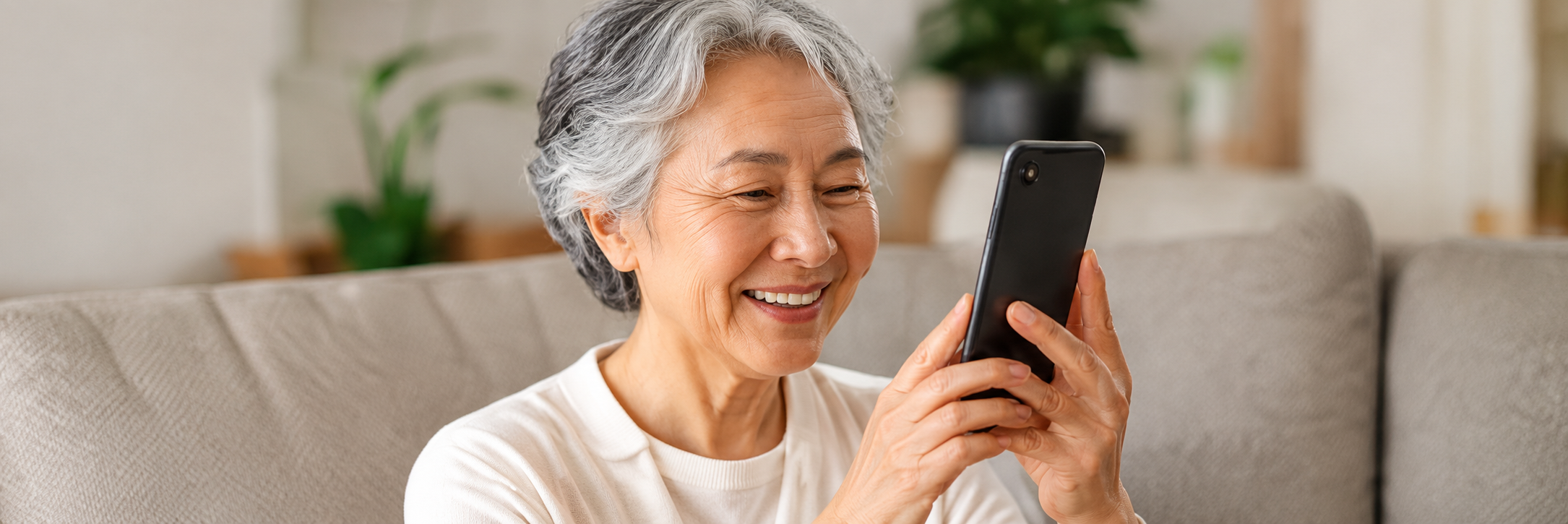 スマートフォンを使う女性